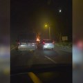 (Video) Ogroman plamen guta vozilo: Drama u Borči: Gori automobil, saobraćaj zaustavljen!