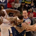 VIDEO Haos i opšta tuča u NBA: Udarac u glavu, pa dva isključenja