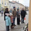Novi Sad se seća žrtava „Laundža“ i ovog 17. februara položeno cveće ispred spomen-ploče u Zmaj Jovinoj ulici