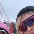 (Foto) mala Anka stavila roze kacigu i naočare: Nevena Božović na skijanju sa ćerkom, objavila selfi - mama i ćerka uživaju i…
