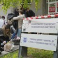 Поцепан банер на згради Силоса код Медицинског факултета у Београду, а против студената облепљене налепнице