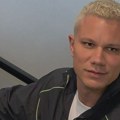 Relja Popović promenio imidž: Ofarbao se u plavo, a na aerodromu šok-reakcija prolaznika