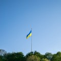 Uklonjena ogromna zastava Ukrajine koja je bila postavljena u centru Prištine