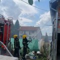 (Foto) Gori kuća od 300 kvadrata! Drama u Mladenovcu: Iz buktinje spasena jedna osoba