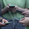 Ukidanje mobilnih telefona u školama i zaštita dece na internetu: Da li će se đaci više družiti