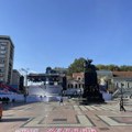 Studenti u blokadi: SNS je u Nišu zbog svog mitinga prekrio pločice sa imenima 16 žrtava u Novom Sadu