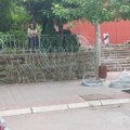 KFOR uklonio deo bodljikave žice ispred zgrade Opštine Zvečan VIDEO