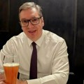 Srećan sam što posle 20 godina možemo da popijemo Pivo! Vučić iz Minhena: Ovaj što ima najširi osmeh je moj stari drug…
