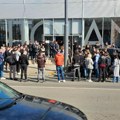 (Foto) Porodica i prijatelji ubijenog MMA borca Stefana Savića zapalili sveće na uglu Dobračine i Dunavske ulice