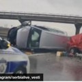 Jeziva nesreća na auto-putu kod Velike Plane: Kombi prevrnut nasred puta, krhotine rasute svuda (video)