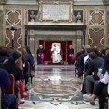 Papa ugostio preko 100 komičara i poručio im da nije bogohuljenje praviti šale na račun Boga