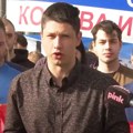 Vođa „studenata koji žele da uče“ došao u kafić u Studentskom gradu, grupa okupljenih zviždala i gađala ga –…