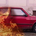 Drama u Sanskom Mostu: Automobil se zapalio, vatra oštetila i pekaru