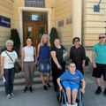 Ogijeva majka i danas pred sedištem grada Leskovca, uz podršku dela opozicije i građana