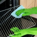 Ne mešajte hranu i hemikalije Uz pomoć praška za pecivo očistite rernu, blistaće kao nova