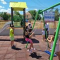 Novo dečje igralište u Malim Pčelicama (FOTO)