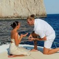 FOTO Novi košarkaš Partizana na jahti verio devojku: Plesala od sreće, pa pokazala ogroman prsten