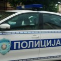 Saobraćajna nesreća u Maričkoj ulici u Vranju: Putnik teško povređen u sletanju automobila sa puta