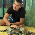 Brenin naslednik u kavezu sa tigrom: Viktor otputovao na Tajland, pa pokazao kako se igra sa divljom mačkom