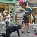 Devojka u miniću vodila dečka na povocu, on hodao kao pas: Bizaran prizor u Knez Mihailovoj, prolaznici u šoku
