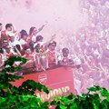 London nije video ovako nešto! Više od milion ljudi na paradi Arsenala, vatrogasci spasavali navijače sa krovova! Napad nožem…