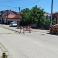 Upozorenje za vozače: Haos u Nemanjinoj ulici tri automobila probila karter na neasfaltiranoj rupi, signalizacija postavljena…