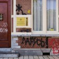 Napadnuta ambasada Belorusije u Hagu: Napadači zidove zgrade ofarbali crno-crvenim grafitima (VIDEO)