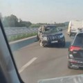 Automobil je potpuno smrskan! Težak udes u blizini Obrenovca, vidljivi i tragovi kočenja (video)