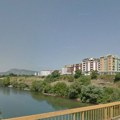 Vozač se popeo na trotoar, pa se naglo zaleteo i sunovratio u Moraču: Svedoci o vozilu koje je sletelo u reku