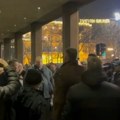 Haos ispred RIK-a! Studenti gađaju zgradu i novinare flašama, traže da uđu unutra! (VIDEO)