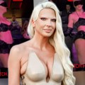 Muškarcima popadale vilice kad je jk izašla na binu! Posle pištolja, Karleuša u nikad kraćem miniću sa kaiševima (foto)