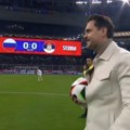 Kakva scena pred početak bratskog duela: Glumac Miloš Biković izveo prvi udarac na meču Rusije i Srbije (foto)
