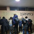 Prekrečen grafit mržnje na ulazu zgrade u kojoj živi Dinko Gruhonjić