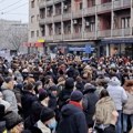 Protest “Učitelji i nastavnici su uz studente” u Beogradu: Aklamacijom proglašen generalni štrajk; Sirene, pištaljke i…