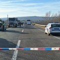 U sudaru dva autobusa kod Umke dvoje poginulih, 56 povređenih; Određeno zadržavanje vozaču