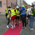 Studenti maratonci u Augsburgu: Razvijen crveni tepih, sa srcima i imenima 16 osoba poginulih prilikom tragedije u Novom Sadu