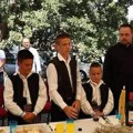 Razdvaja dva grada, ali ne i ljude: Celo selo kod Čačka sjatilo se ispod jednog hrasta da obeleži sveca zaštitnika - ovako se…