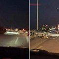Teška saobraćajna nesreća blizu Ovče: Veliki broj ljudi vadi čoveka iz uništenih kola (Video)
