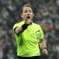 Austrijanac Julijan Vajnberger sudi meč između fudbalera Letonije i Srbije