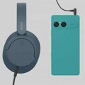 Ovaj kompaktni Android telefon ima prednje zvučnike, ulaz za slušalice i microSD slot