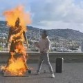 VIDEO „Ovo je Božje poslednje upozorenje“: Zapalio statuu Kristijana Ronalda, pa porukom zapretio