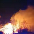 (Foto, video) "Prvo smo čuli detonacije, a onda je počelo" Prve slike velikog požara na Novom Beogradu: Vatra progutala splav…