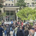 Studenti se okupljaju ispred Medicinskog fakulteta: Tročlana delegacija profesora kod dekana na razgovoru