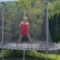 Grudi samo što joj ne ispadnu na trambolini! Svi trljaju oči zbog snimka Maje Nikolić: Pevačica ne prestaje da šokira, skače i…