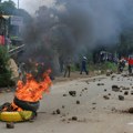(Foto, video) Brutalna pobuna zbog šokantnog poskupljenja goriva: Ova zemlja broji mrtve, ljudi palili gume i blokirali…