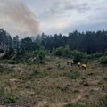 Veliki požar u Deliblatskoj peščari Vatra zahvatila borovu šumu, jak vetar otežava gašenje: U pomoć stigao i helikopter "super…