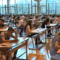 Osmaci koji nisu polagali završni ispit u junskom roku danas polažu test iz srpskog jezika