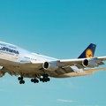 „Piši mami kada sletiš”: Lufthansa ima novi merch koji će vas oduševiti