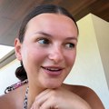 "Ne sunčaj se pored bazena dok mi je muž kod kuće", komšinica prigovorila devojci, a onda otkrila istinu o naselju (video)