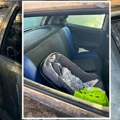 Ovo je najtužnija slika iz Rakovice: Auto spaljen bakljom, a detalj u unutrašnjosti tera suze na oči! (foto)